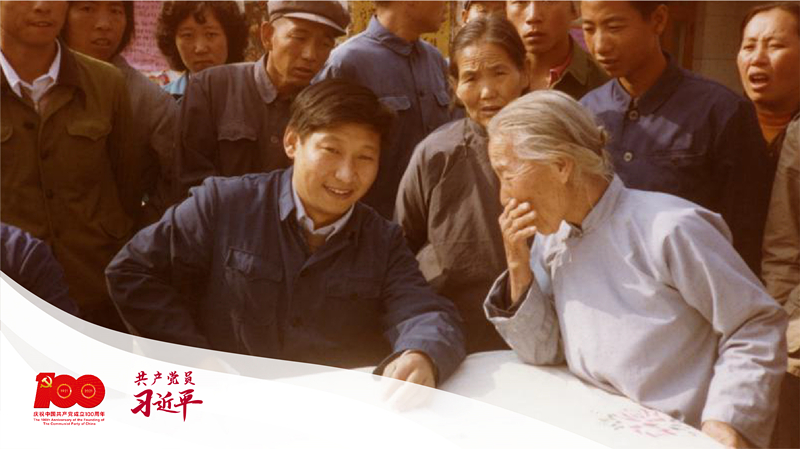 1983年，時(shí)任河北正定縣委書(shū)記習(xí)近平在大街上聽(tīng)取來(lái)訪群眾的意見(jiàn)。