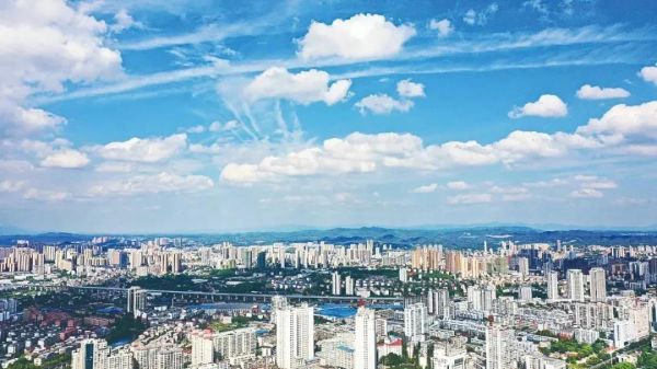 ▲ 荷塘區(qū)上空，白云朵朵。記者 謝慧