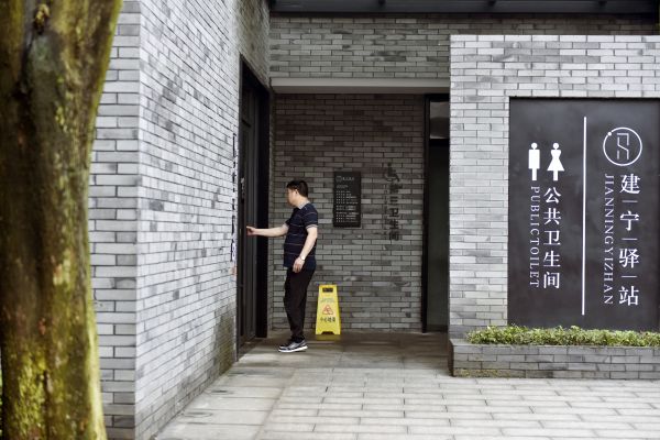 建設(shè)路“建寧驛站”，清早就有居民前往 劉震 攝
