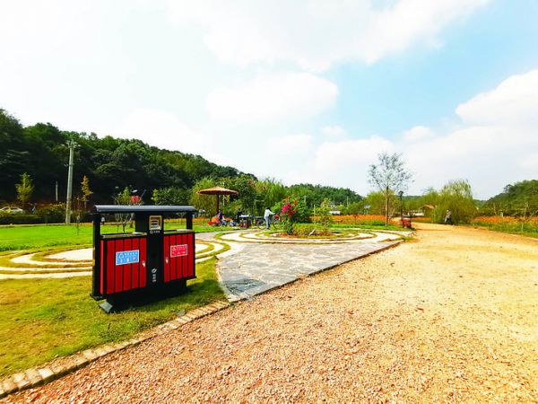 ▲在響水村，隨處可見(jiàn)垃圾桶，方便游客保持環(huán)境衛(wèi)生