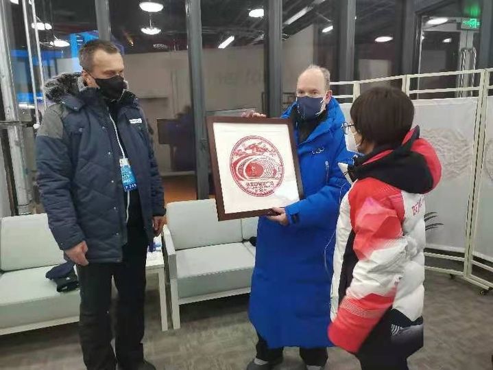 摩納哥親王、薩馬蘭奇為他們點贊！冬奧頒獎廣場上這些身影值得銘記