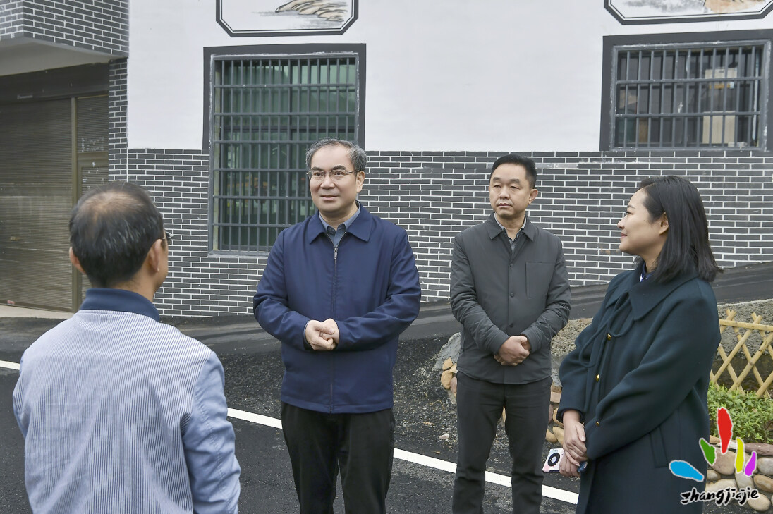 11月29日，市委書記劉革安在桑植縣洪家關(guān)白族鄉(xiāng)洪家關(guān)村，調(diào)研美麗屋場建設(shè)和鄉(xiāng)村振興相關(guān)工作。全媒體記者 邵穎 攝