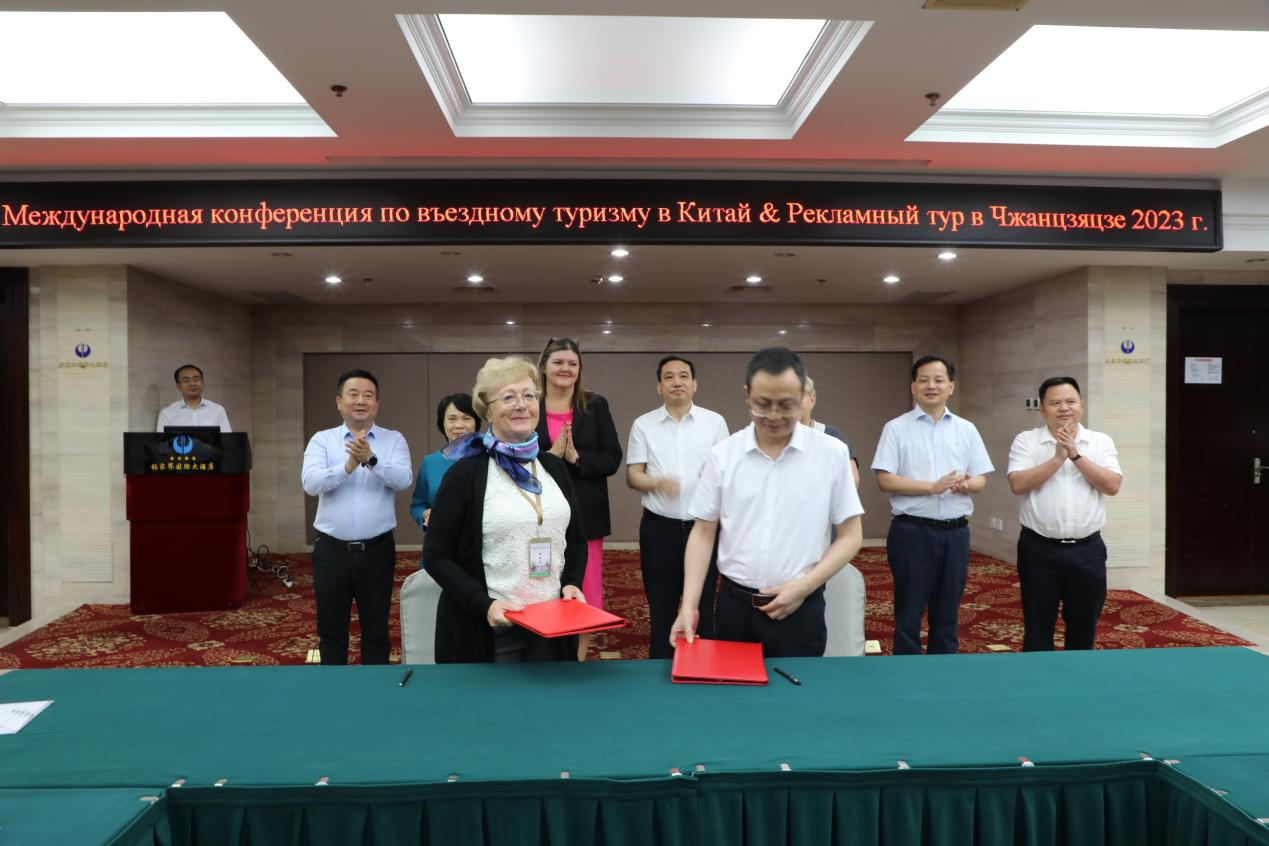 俄羅斯旅行社代表與市中旅公司簽訂旅游接待協(xié)議。