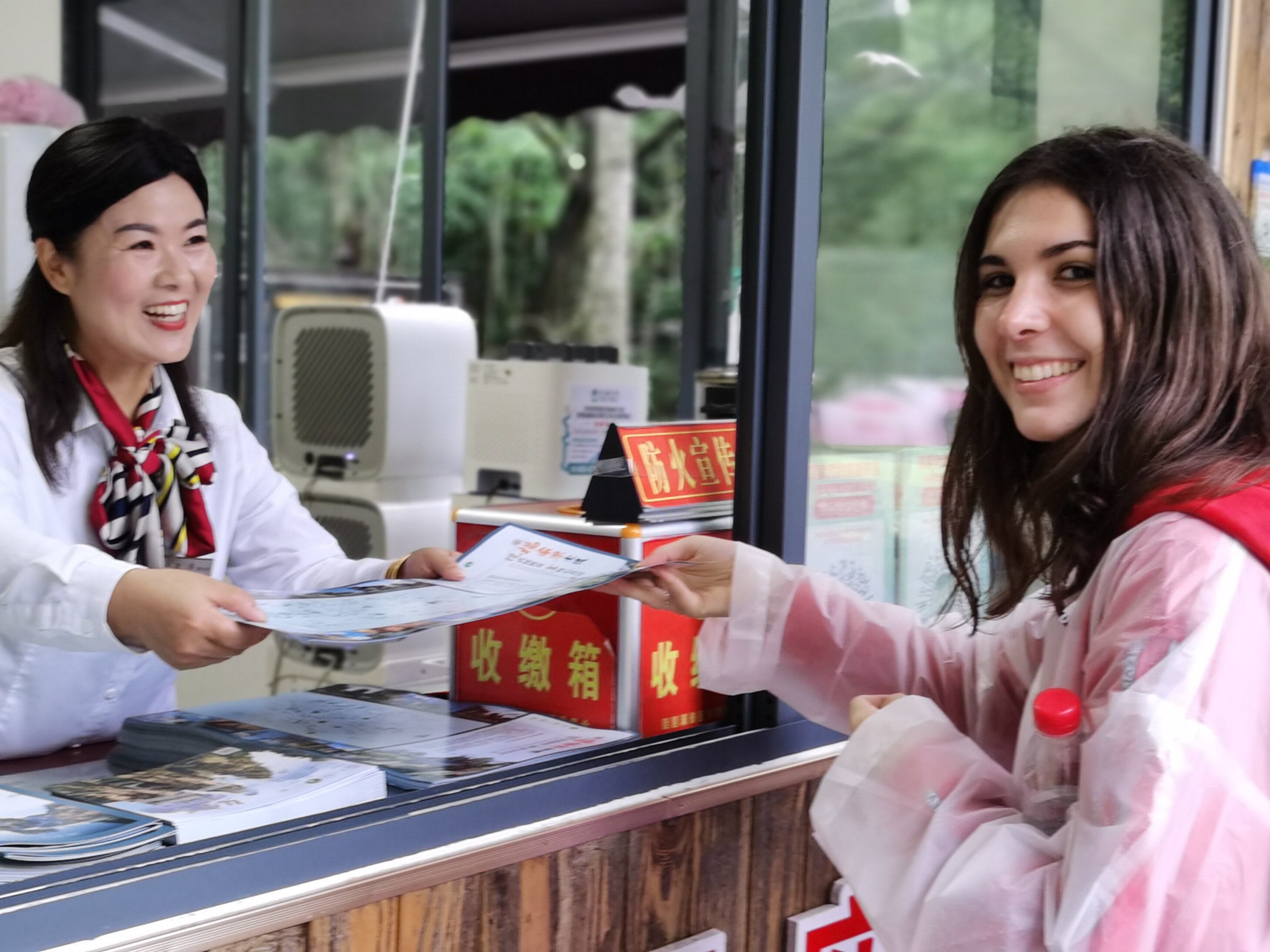 10月1日上午，張家界國家森林公園老磨灣咨詢臺黨員，微笑為游客提供服務。張娜 攝