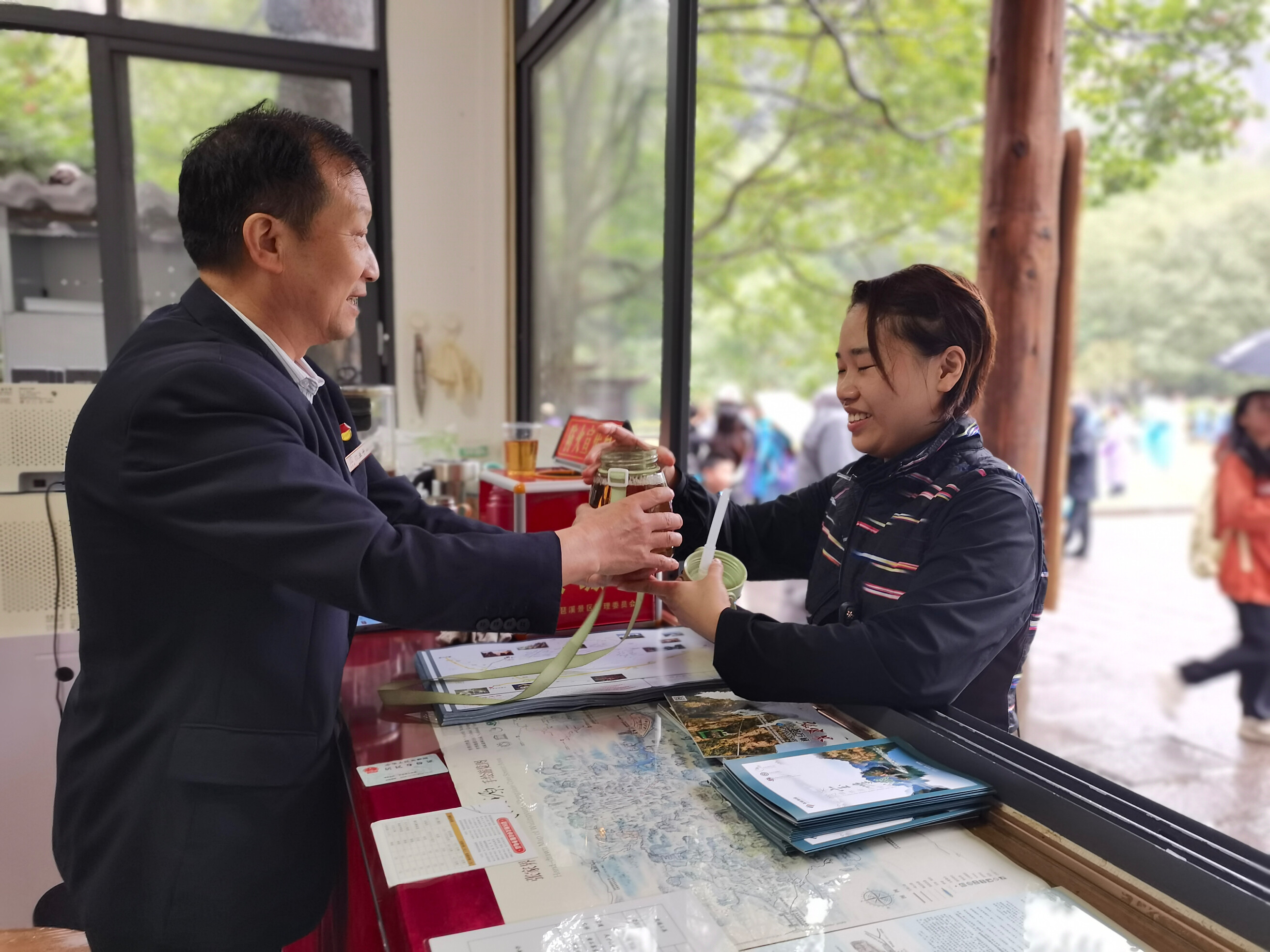 老磨灣大氧吧咨詢臺金鞭溪景區(qū)管委會工作人員為游客免費提供開水。歐華 攝