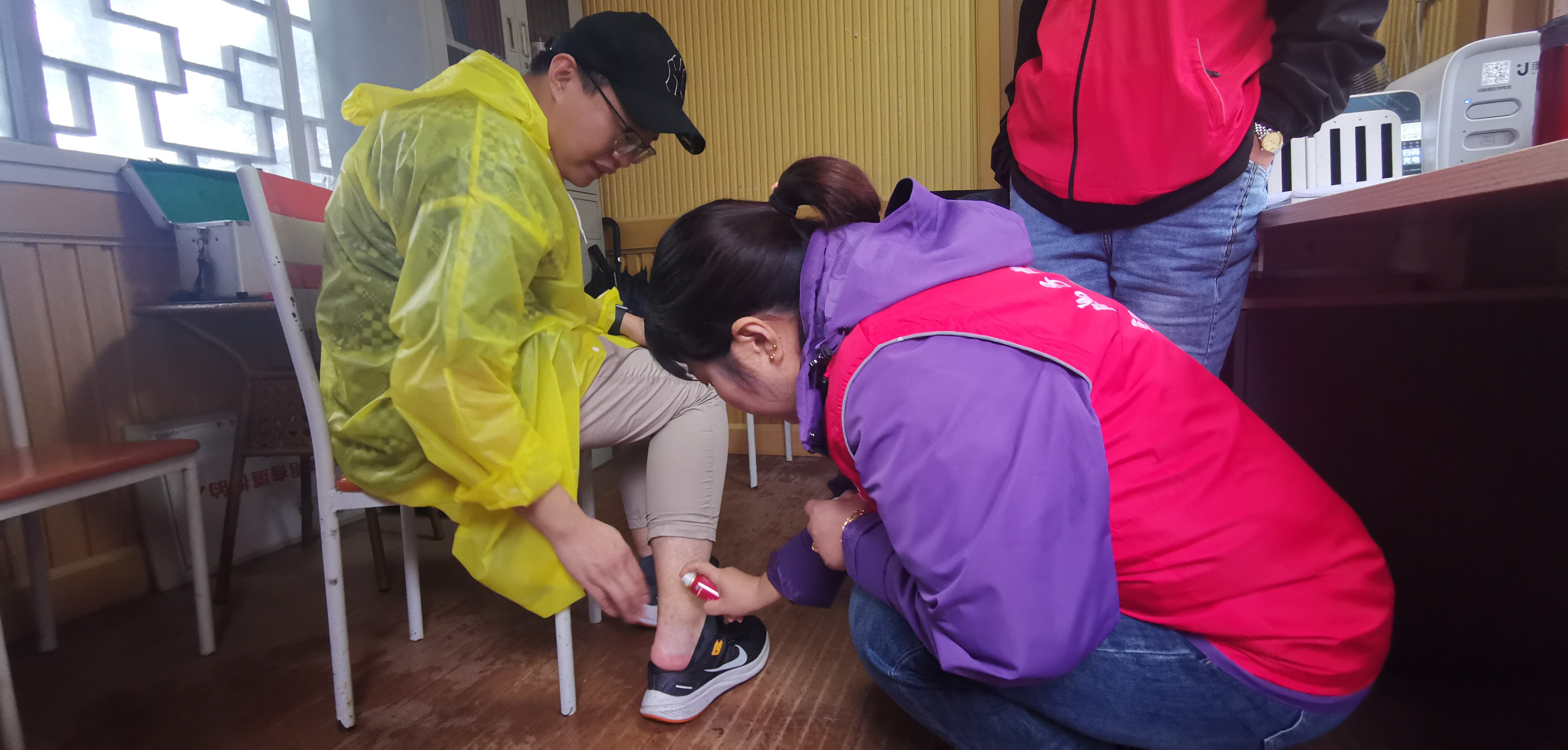 袁家界景區(qū)咨詢臺工作人員為游客處理傷口。張君 攝