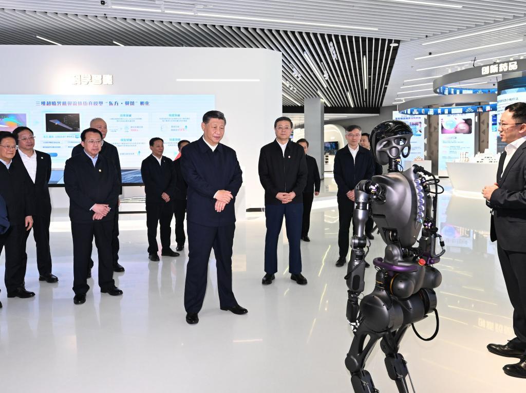 2023年11月28日下午，習(xí)近平在浦東新區(qū)張江科學(xué)城參觀上?？萍紕?chuàng)新成果展。新華社記者 謝環(huán)馳 攝