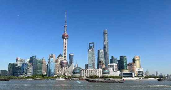 沿蘇州河遠(yuǎn)眺陸家嘴城市建筑群。人民網(wǎng) 馬作鵬 攝