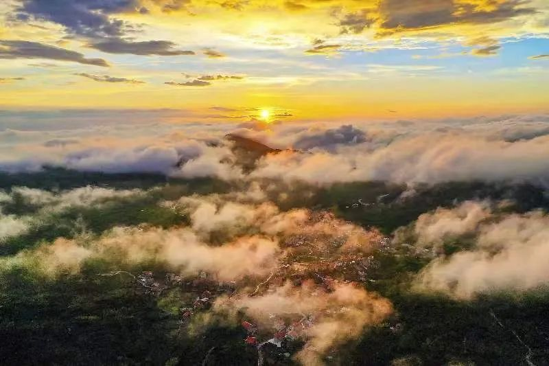 圖為云霧繚繞的軍營(yíng)村，群山盡翠，紅瓦掩映。廈門市委宣傳部供圖