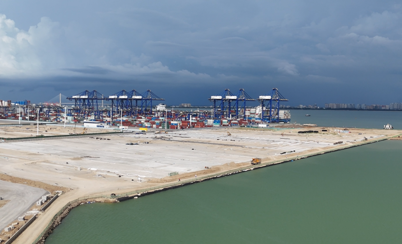 海南洋浦區(qū)域國際集裝箱樞紐港擴建工程項目現(xiàn)場。人民網(wǎng)記者 牛良玉攝