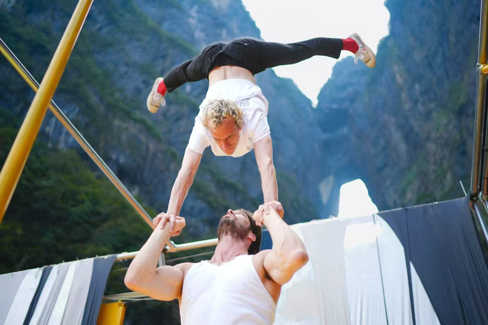 新雜技對(duì)話(huà)天門(mén)山 云端之上的藝術(shù)盛宴