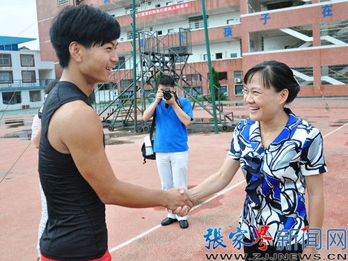 田華玉慰問運(yùn)動員_副本.jpg